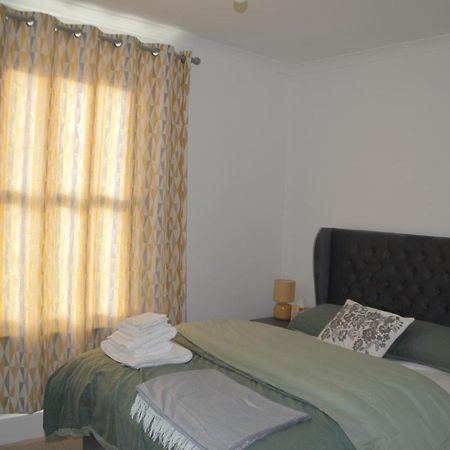Two Bedroom Apartment In ลอนดอน ภายนอก รูปภาพ