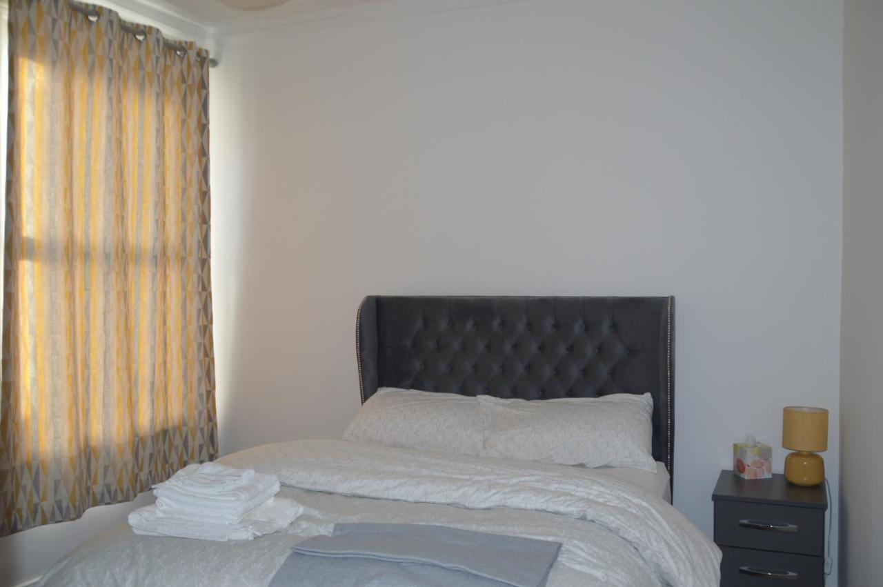Two Bedroom Apartment In ลอนดอน ภายนอก รูปภาพ