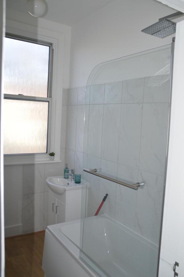 Two Bedroom Apartment In ลอนดอน ภายนอก รูปภาพ